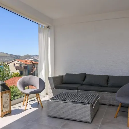 House Copacabana * Τρογκίρ